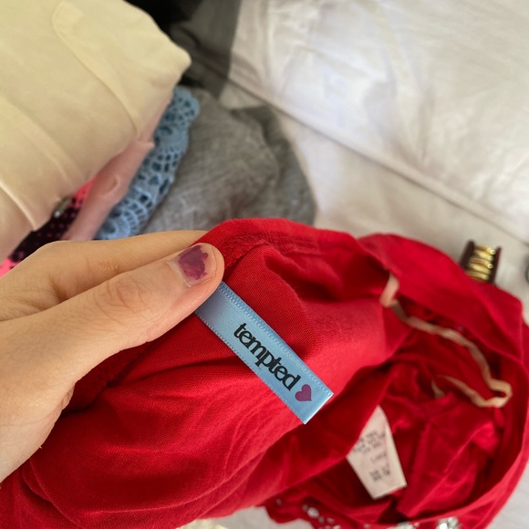 SOLD Stunning red and silver sequin comfy blouse - Picture 7 of 8